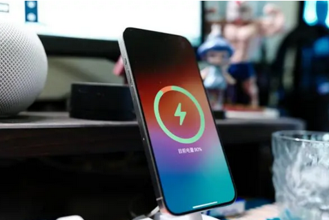 南宝镇苹果15换屏服务分享用什么充电器给iPhone15充电更好 